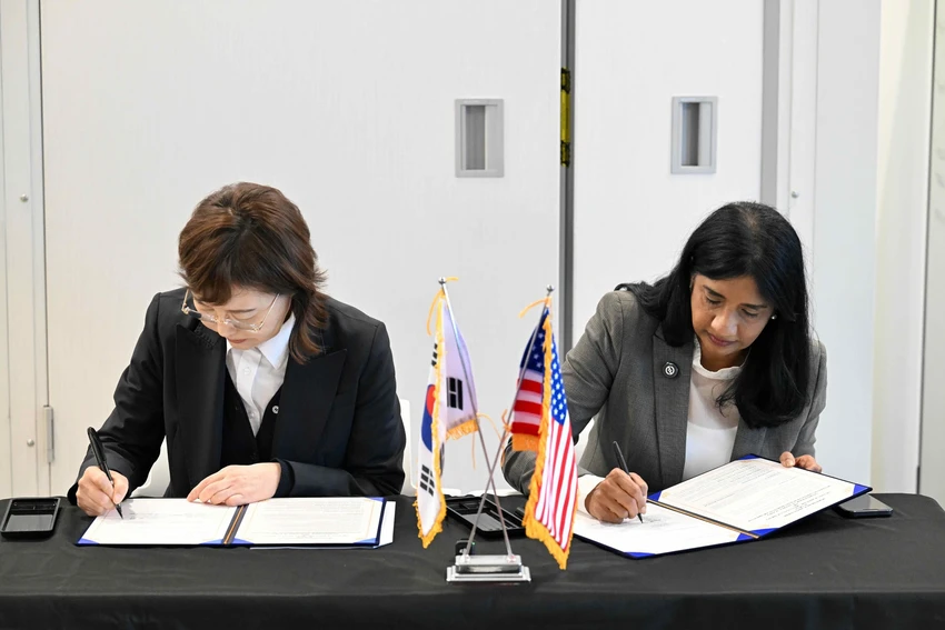 Maryland and South Korea representatives sign an MOU